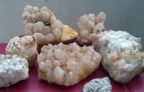 What is the difference between artificial quartz stone and natural quartz stone?